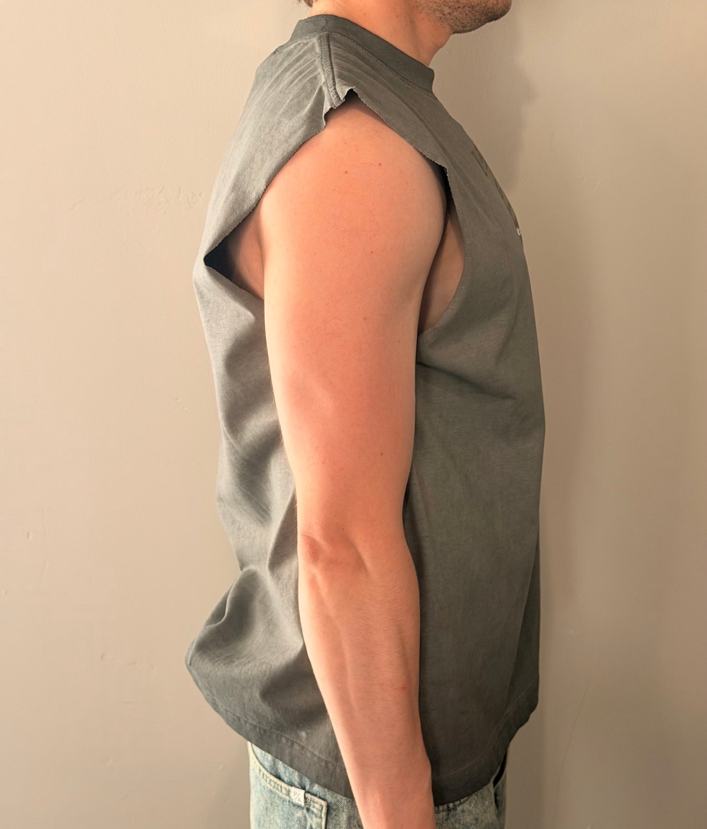 MUSCLE TEE 7.5 OZ (Charcoal Oil Wash)